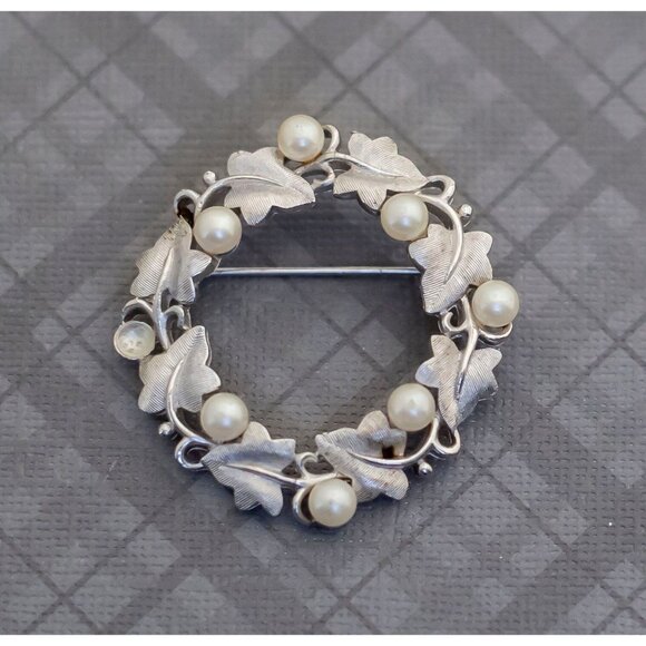 Vintage Pearls & Leaves Brooch by Crown Trifari G28 - Picture 1 of 2